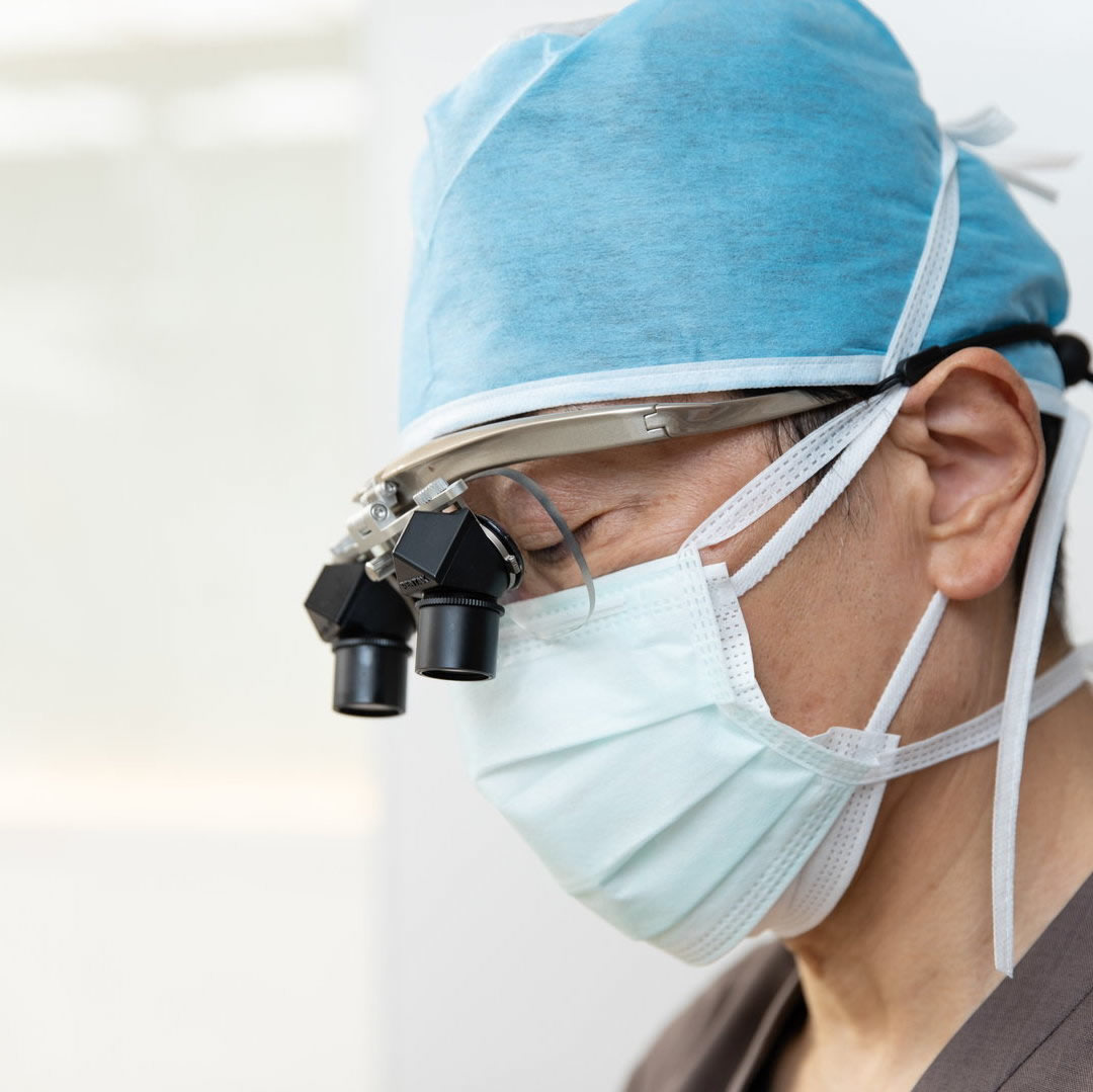 ルーペを見て手術をしているところ