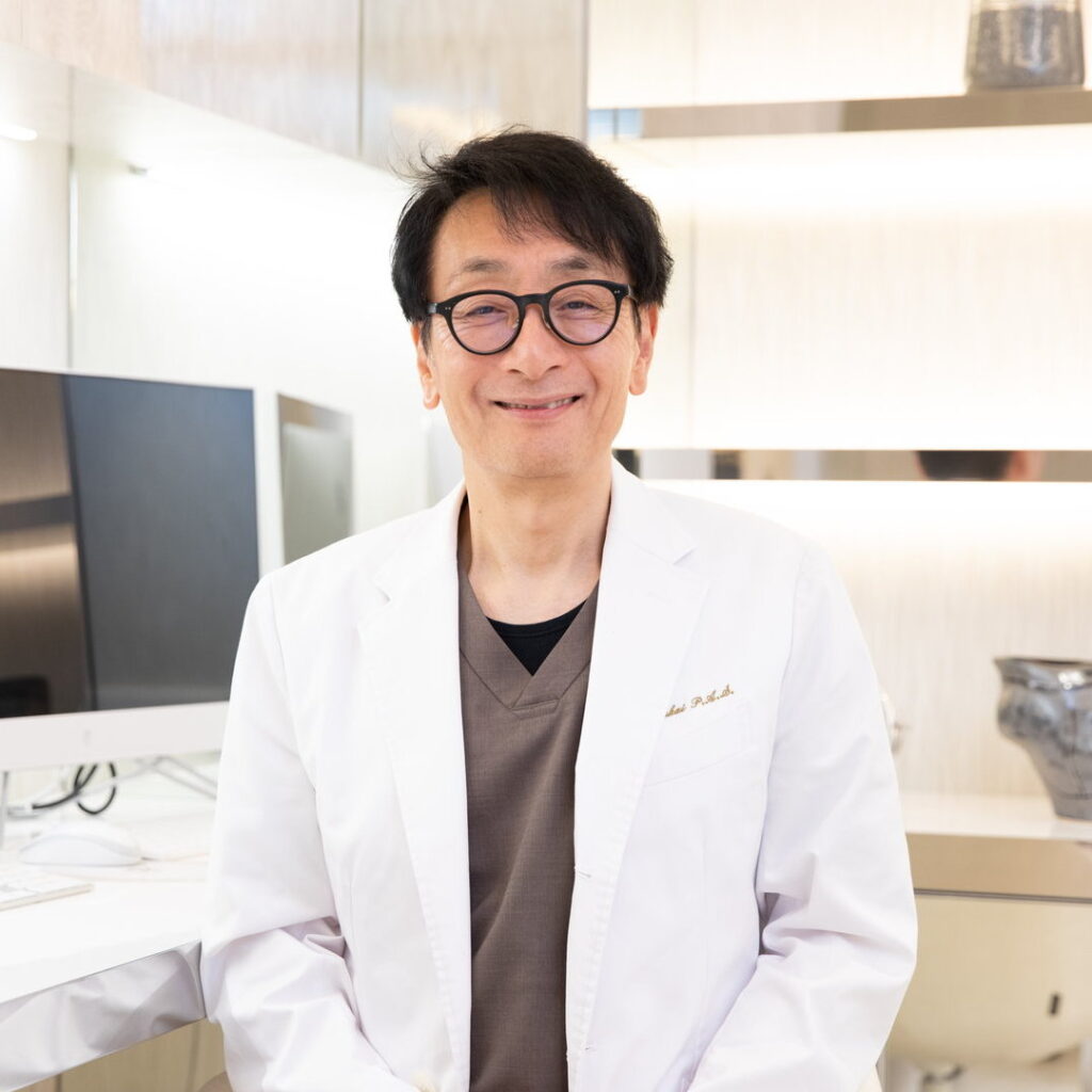 腫瘍切除術の利点を説明する医師