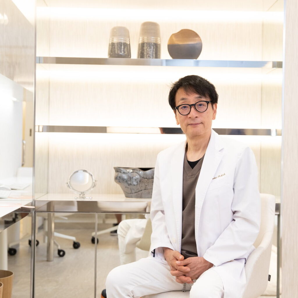 傷痕治療の利点を説明する医師