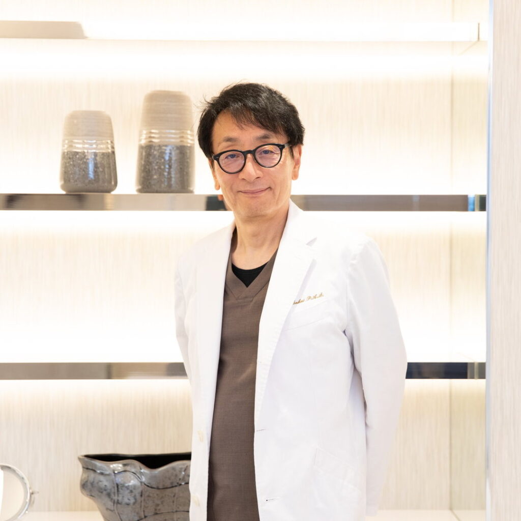 ケロイド治療の利点を説明している医師