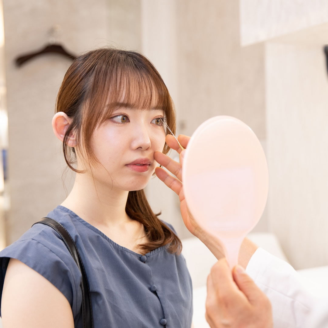 埋没法のカウンセリングを受けている女性