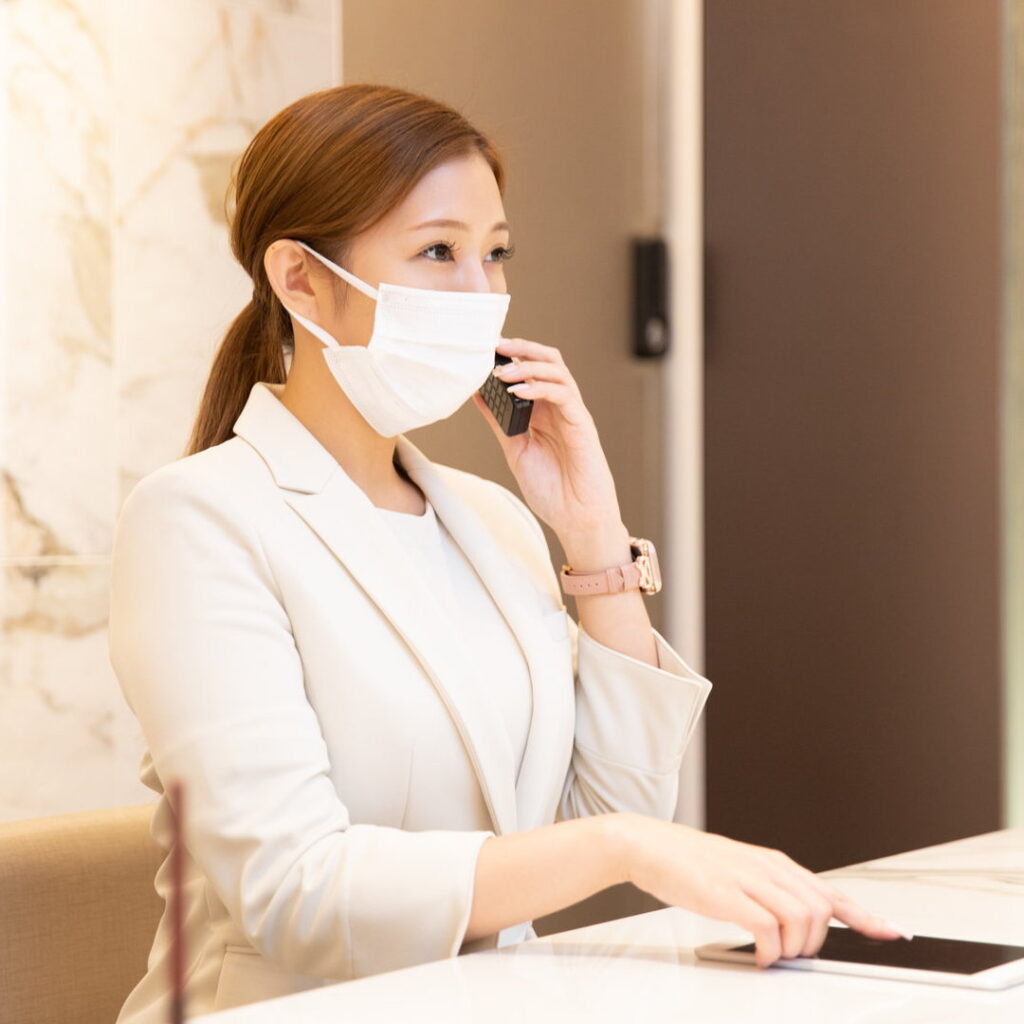 電話でご予約を取っている受付スタッフ