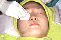 薬液(カーボン)を薄くすり込むように塗り込みます。
