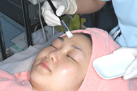 高濃度ビタミン剤を塗布していきます。
