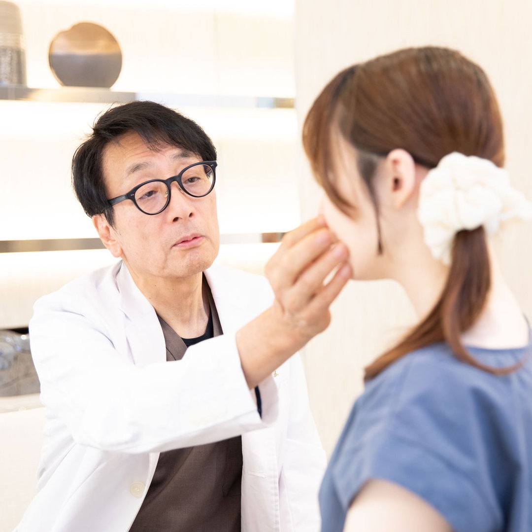 切るフェイスリフトの失敗を避けるためのポイントを説明している酒井院長