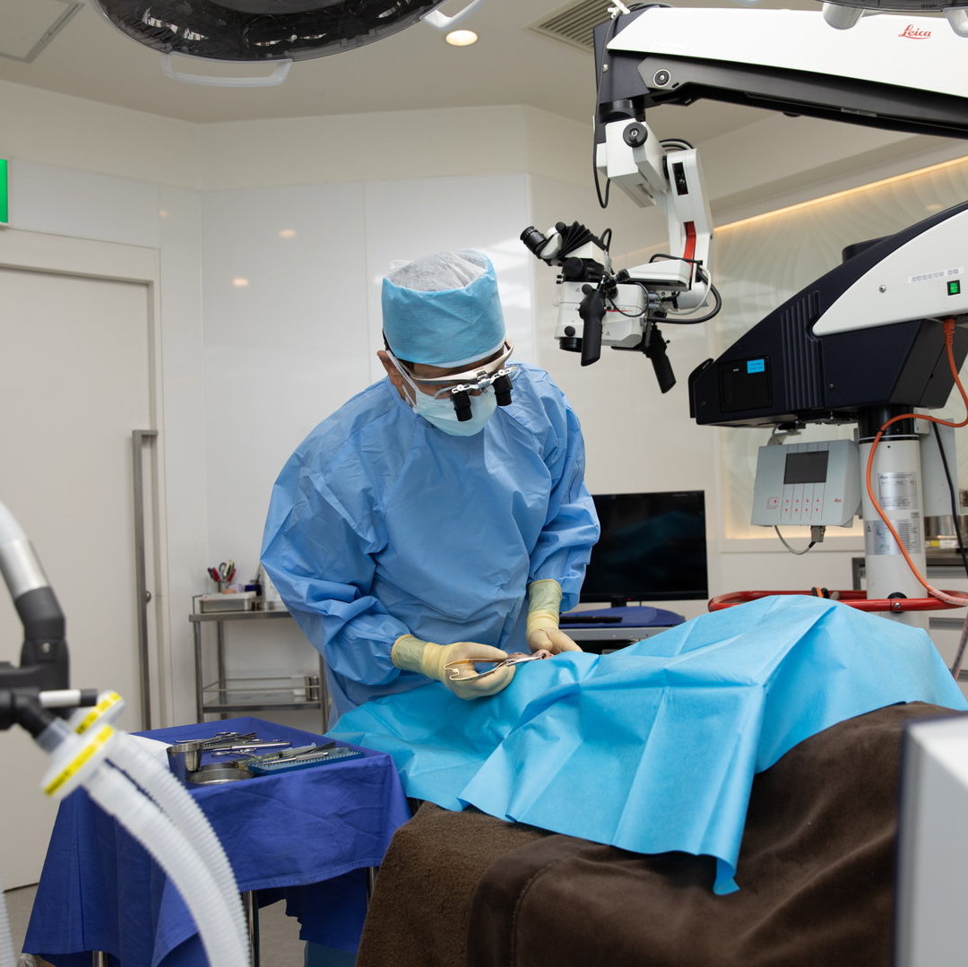 手術をしている医師