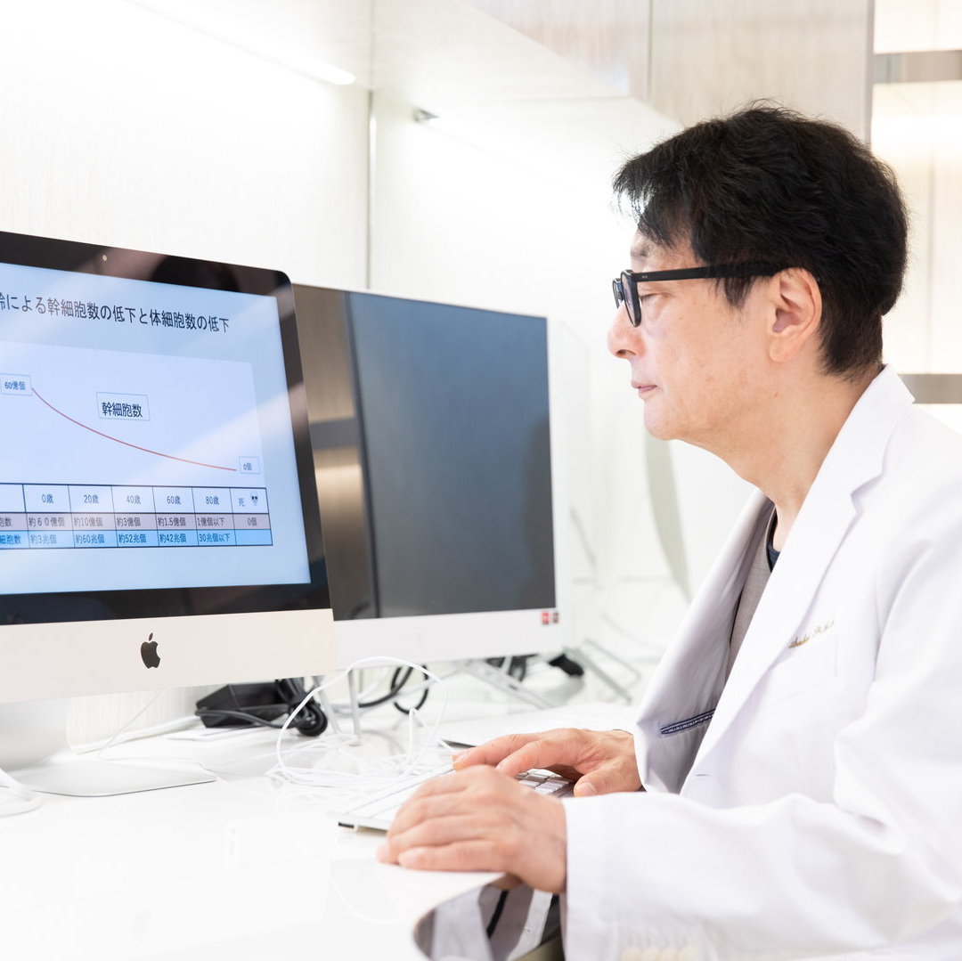 タミータックとダイエットや脂肪吸引の違いを説明している医師