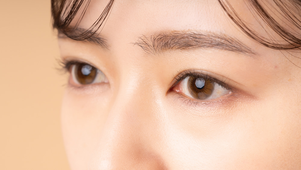 二重整形を受けた女性の目元のイメージ