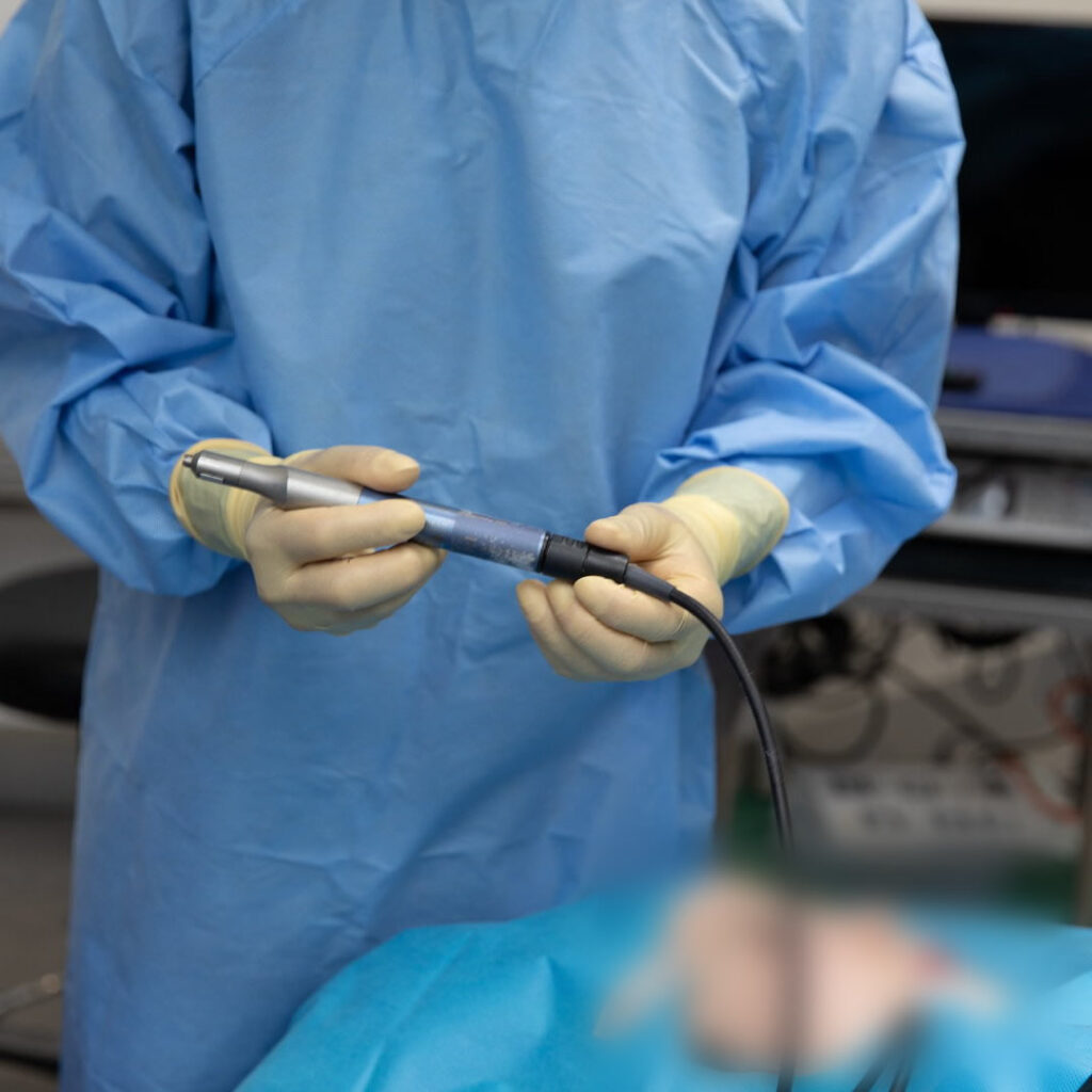 形成外科の手術の準備をしている医師