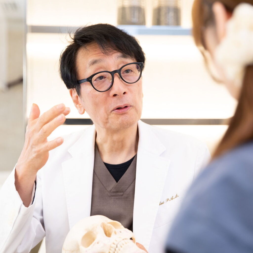 美容医療のカウンセリングをしている様子