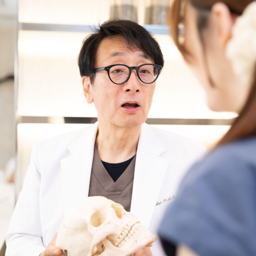 前額形成術のカウンセリングをしている医師