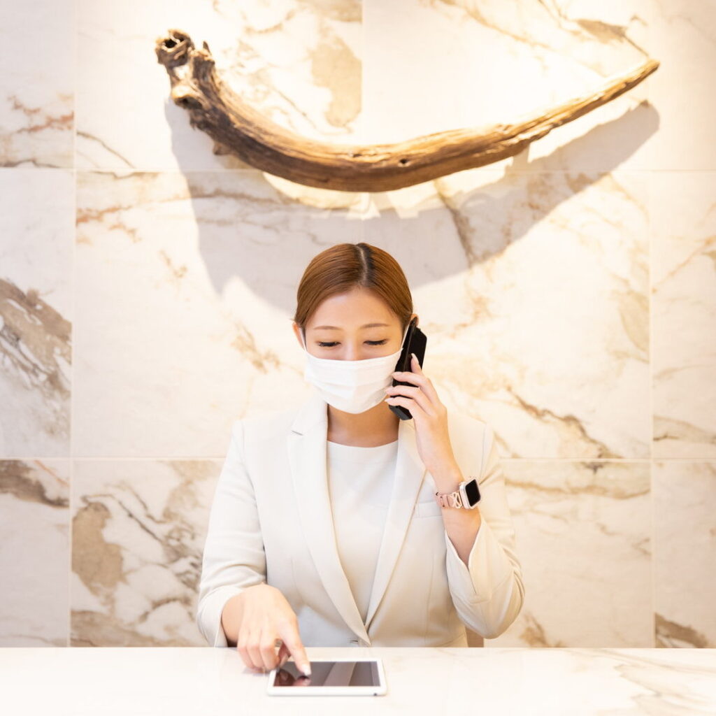 婦人科形成のアフターフォローをしている女性
