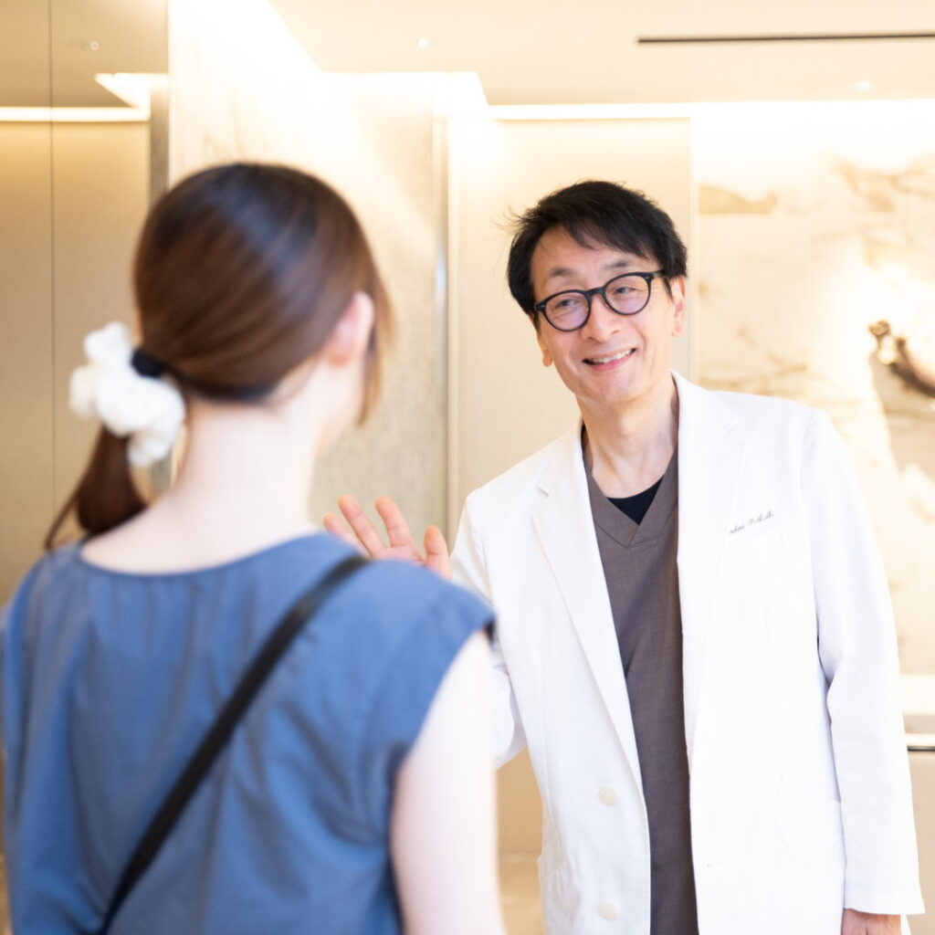 医師が見送っている様子