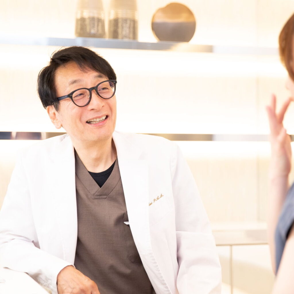 腫瘍切除術の利点を説明している医師