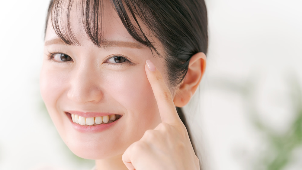 ハム目にならない手術法で目元の美容整形を受けた女性