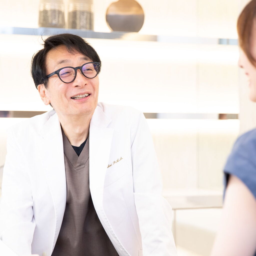 術後のアフターフォローについて説明している医師