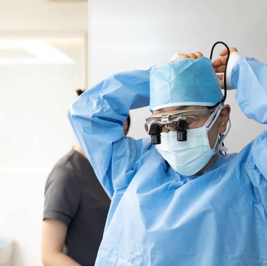 SSRO手術の準備をしている酒井医師