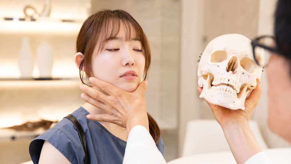 骨切の説明を聞いている女性