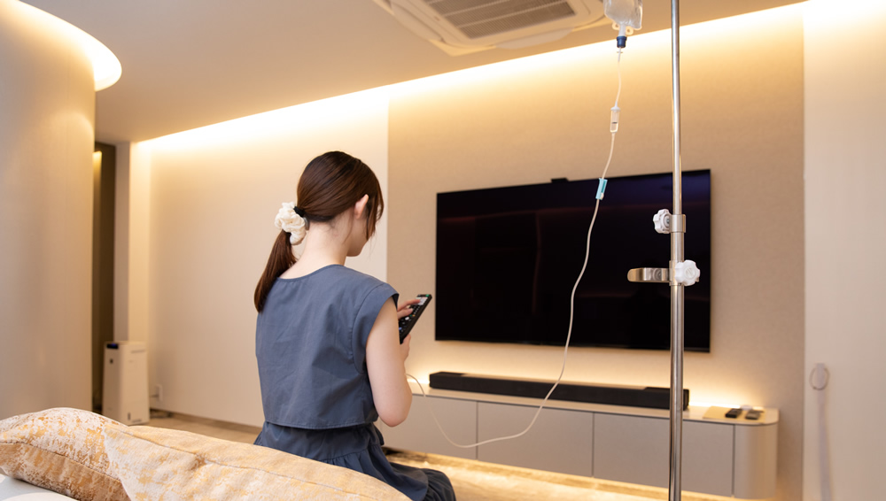 美容点滴を受けている女性