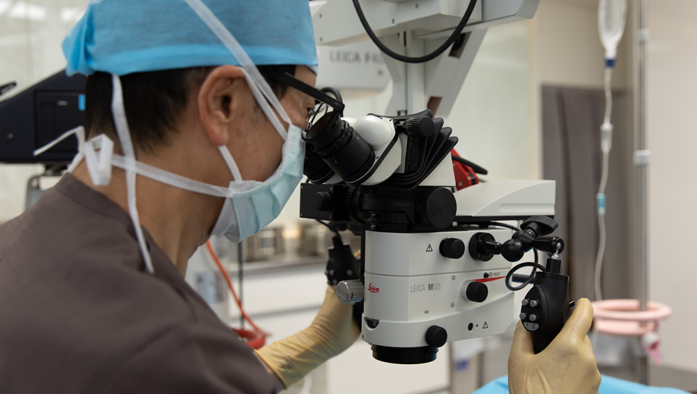 手術をしている酒井医師