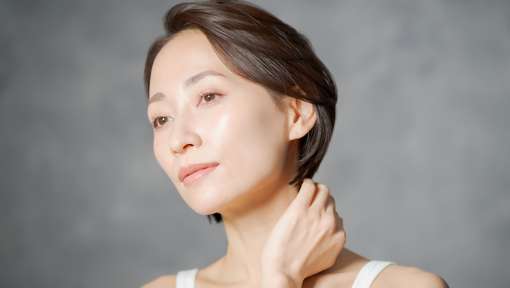 首のうしろの良性腫瘍が気になる女性