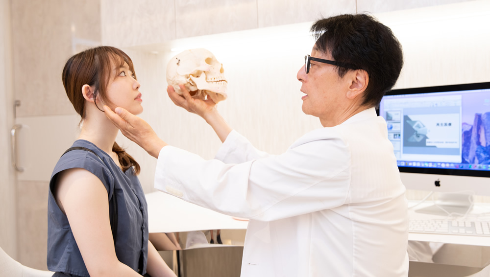 骨切の説明をしている医師