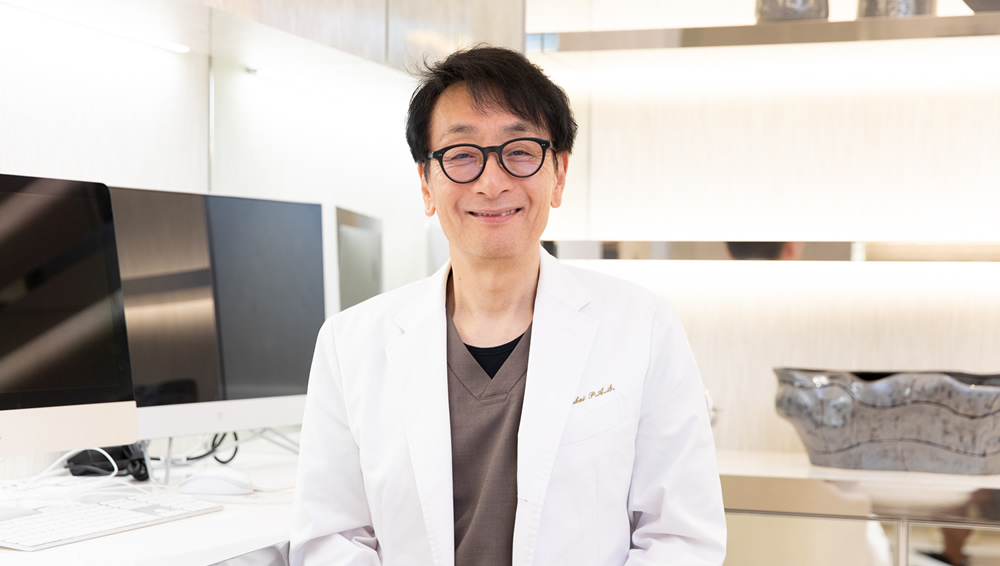 パイプカットの説明をしてい酒井 倫明院長