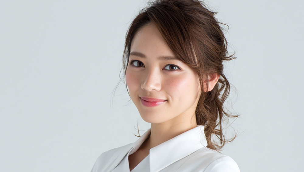 陥没乳頭の説明をしている看護師