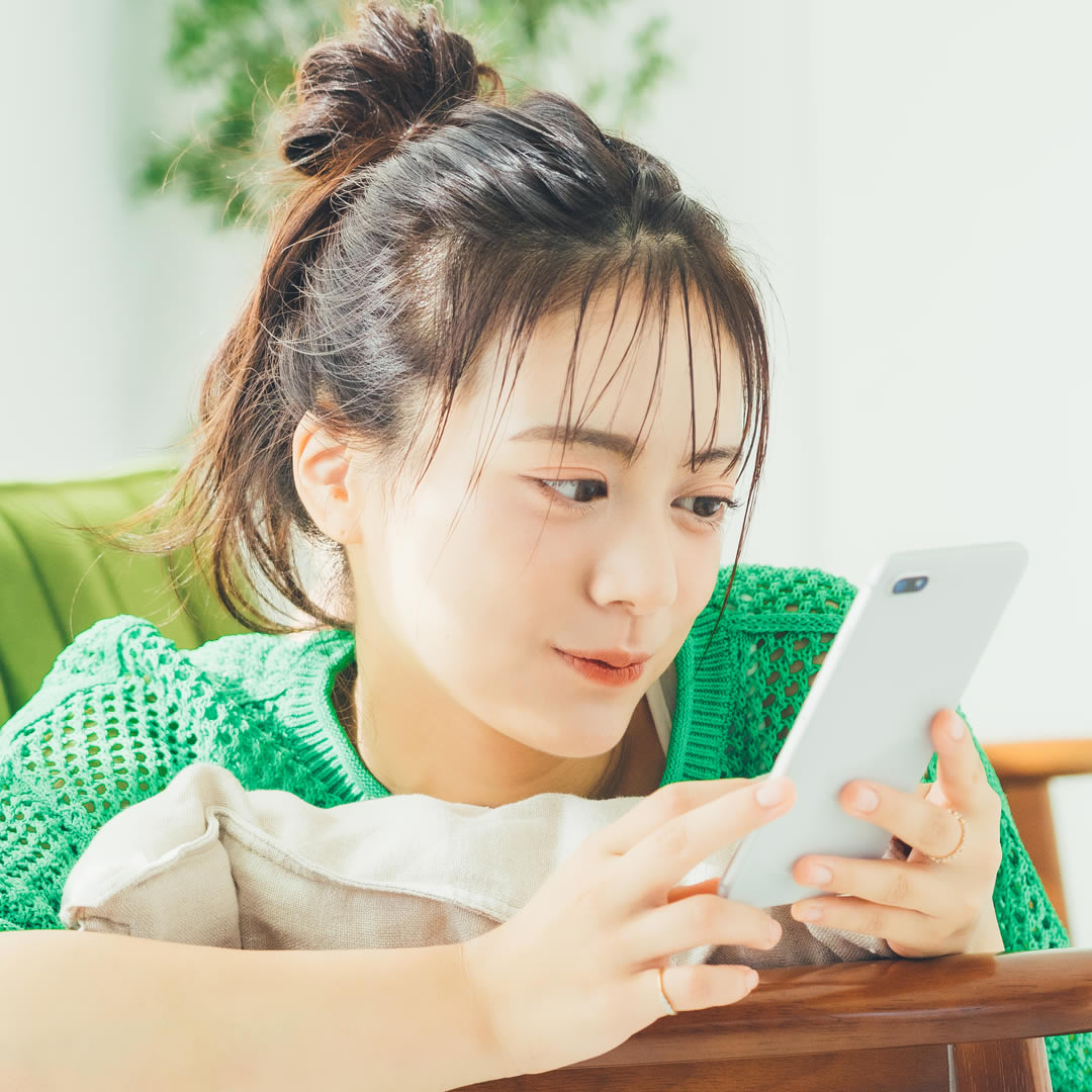 美容外科の口コミを見ている女性