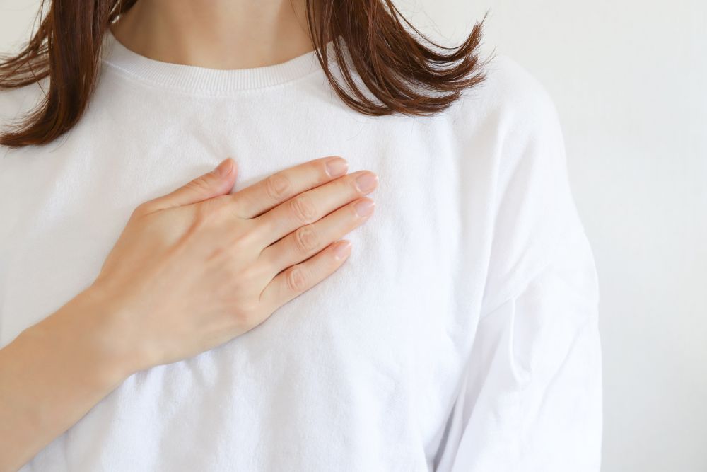 胸に悩みのある女性