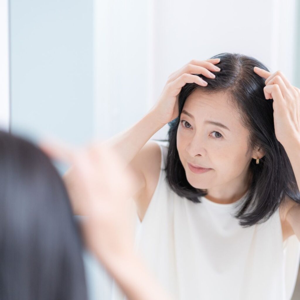 薄毛に悩む女性