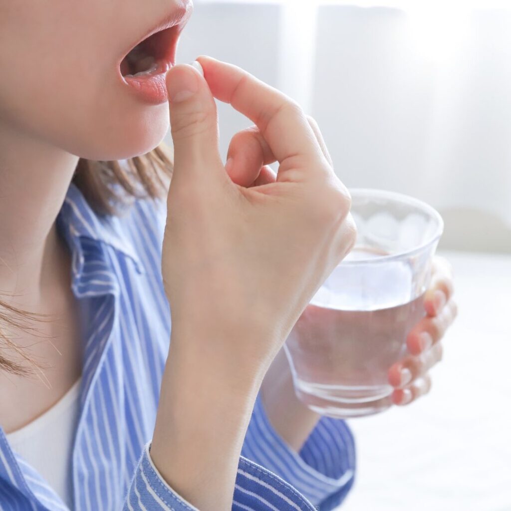 内服薬を飲む女性